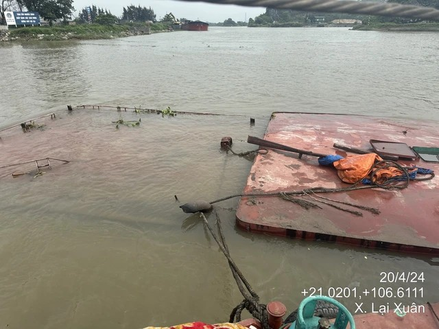 Hạn chế giao thông thủy đột xuất trên sông Đá Bạch để trục vớt tàu chìm