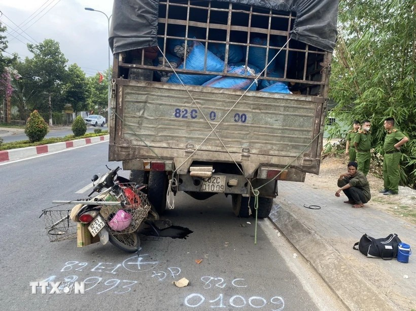 Kon Tum: Xe máy đâm vào đuôi xe tải trên Quốc lộ 14 khiến một người tử vong