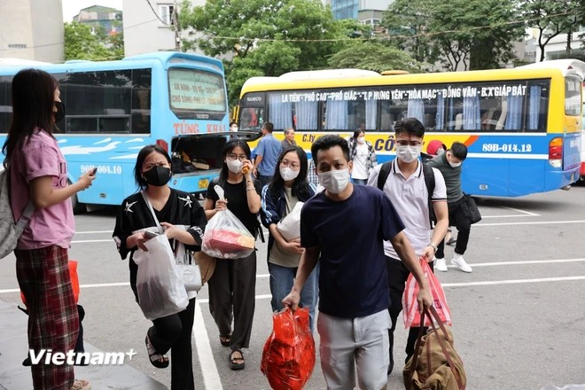 Ngày cuối nghỉ lễ 30/4-1/5: Bến xe “oằn mình” đón người dân đổ về Thủ đô