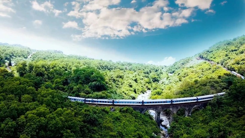Du lịch đường sắt mang đến một vẻ đẹp Việt Nam quyến rũ và đầy mới lạ